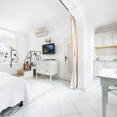 Flavio Gioia Aparthotel 4*