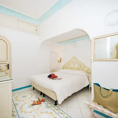 弗拉维奥焦亚别墅酒店 4*